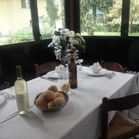 Mambly B&B Ristorante Pizzeria Galliate Buitenkant foto